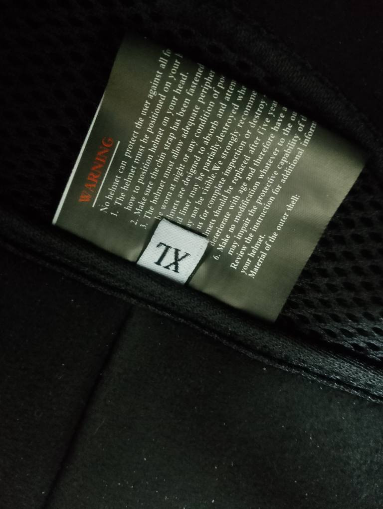 خوذة (كاسكيت) موديل كلاسيك - درجة أولى
​هذا الخوذة مو بس شكل وديكور، هاي أصلية ومواصفاتها تختلف عن العادي بالسوق:
​مواصفات أوروبية (ECE 22.06): الخوذة بيها ختم E9 الأصلي على الحزام (كود إسبانيا)، وهذا يثبت إنها مطابقة لأحدث شروط السلامة بأوروبا، مو مثل الخوذ العادية.
​شهادة DOT: مجتازة اختبارات السلامة الأمريكية، يعني حماية حقيقية للرأس مو بس منظر.
​البطانة الداخلية: الإسفنج مالتها جودة عالية وضد الحساسية، مريحة جداً باللبس وتتحمل استخدام طويل.
​قفل وحزام متين: الحزام مالتها قوي والقفل حديد مو بلاستيك، حتى يثبت وما ينفتح وقت الصدمات.
​اللون: أسود مطفي (Matte Black) فخم، خفيفة الوزن وما تتعب الرأس بالسياقة. السليمانية, العراق


**إذا كنت صاحب هذا الإعلان وتريد حذفه لأي سبب، رجاءا أرسل رسالة إلى الدعم الفني**