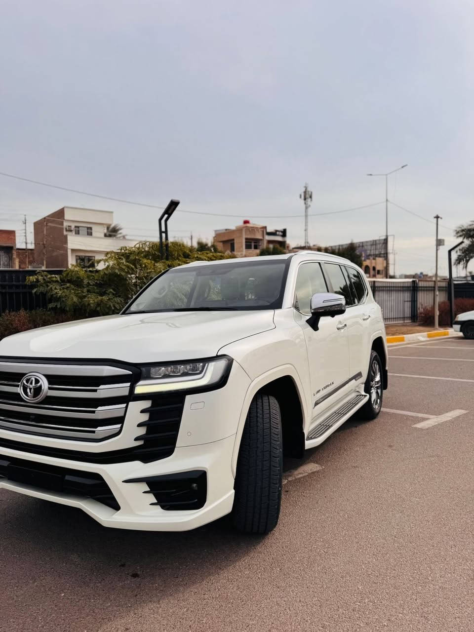 لاندكروز موديل 2024 مكفوله كفاله VX ساز باب اول ماشيه 62 الف كيلو فول موصفات كامره حساسات كراسي كهرباء خزن ميموري كراسي تتفئه تبريد بيهه هويه مواصفات بعد السعر 75000 $الف دولار  رقم بغداد مكان السياره بغداد الكرخ حي العامل الاتصال على الرقم ***********
