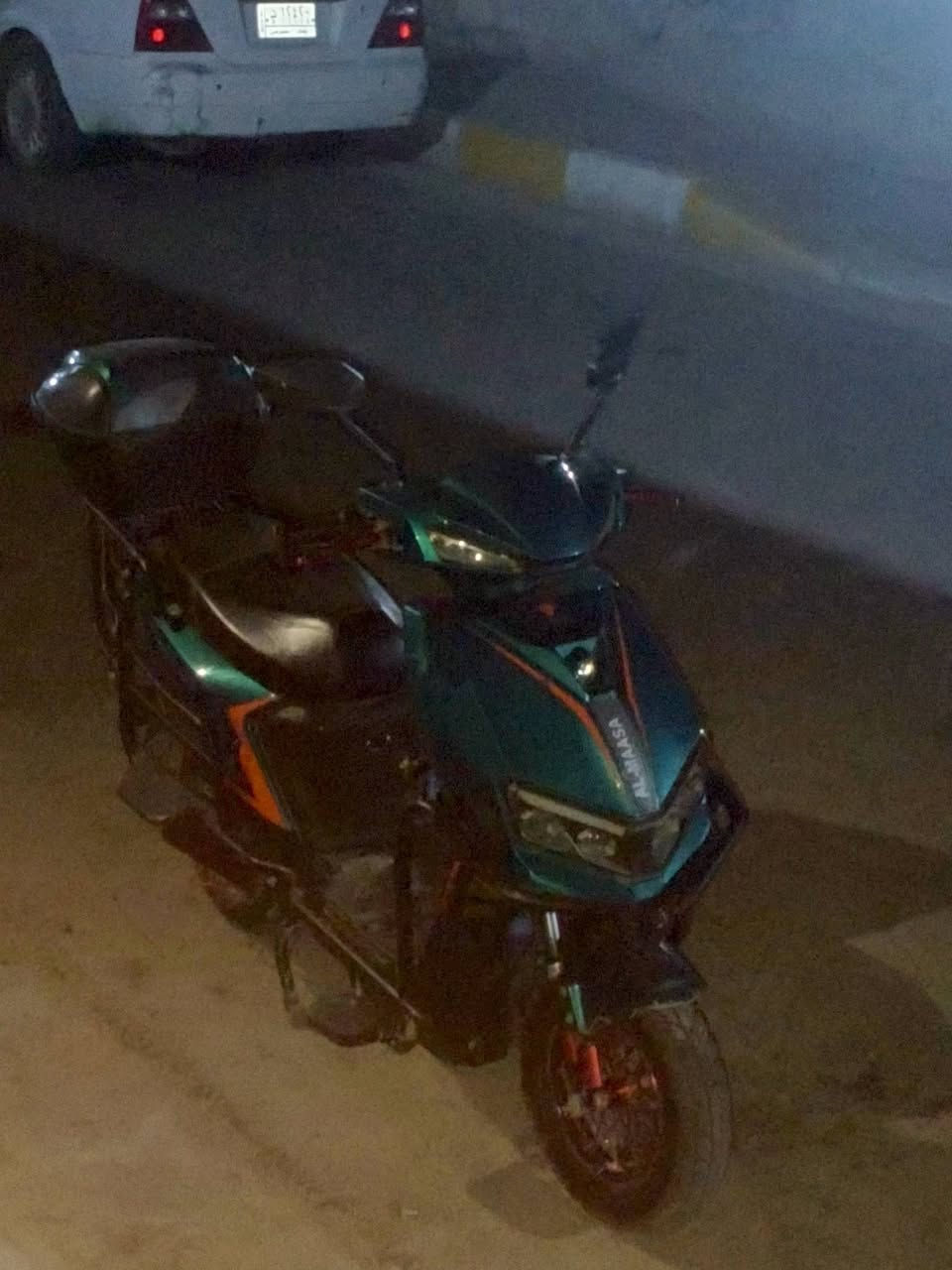 سلام عليكم دراجه شحن للبيع ست بطاريات عل فحص كهربائياته كلهه شغاله موديل 25 نضيف نوع مدرع سعر 500 الف مكاني رمادي رقم تليفون ***********
