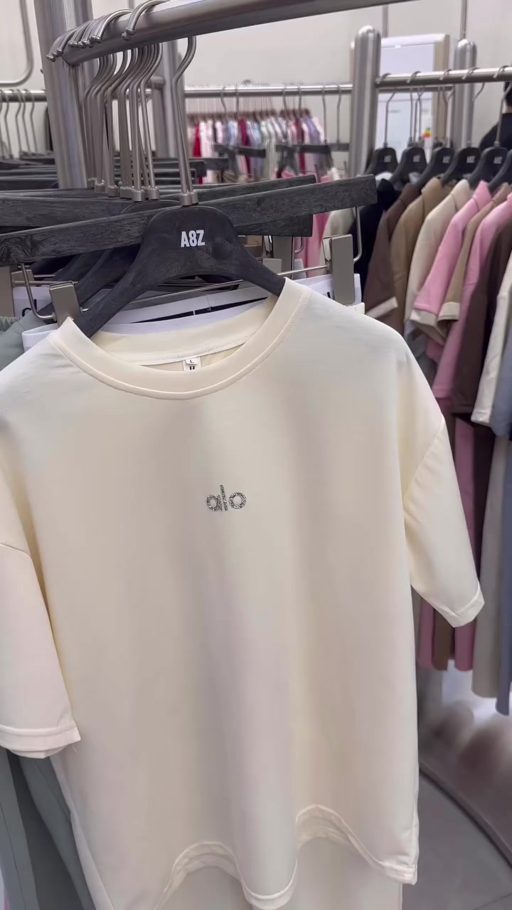 تراك نسائي جديد الموسم 2026 تراك مفول☺️ قياسات من M/L/LXلحد بي تسعه ألوان مختلفه موجوده صورهن كلهن للتواصل معا على الواتساب *********** متوفر توصيل للكل العراق داخل الأمين
