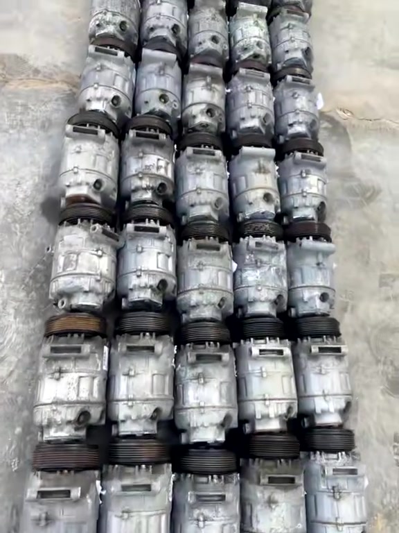 يوجد كمبريسر. رينو سافرانانواع الموديلات 

مجمع وائل البديري 
***********
***********  يوجود خدمات توصيل 🚚

