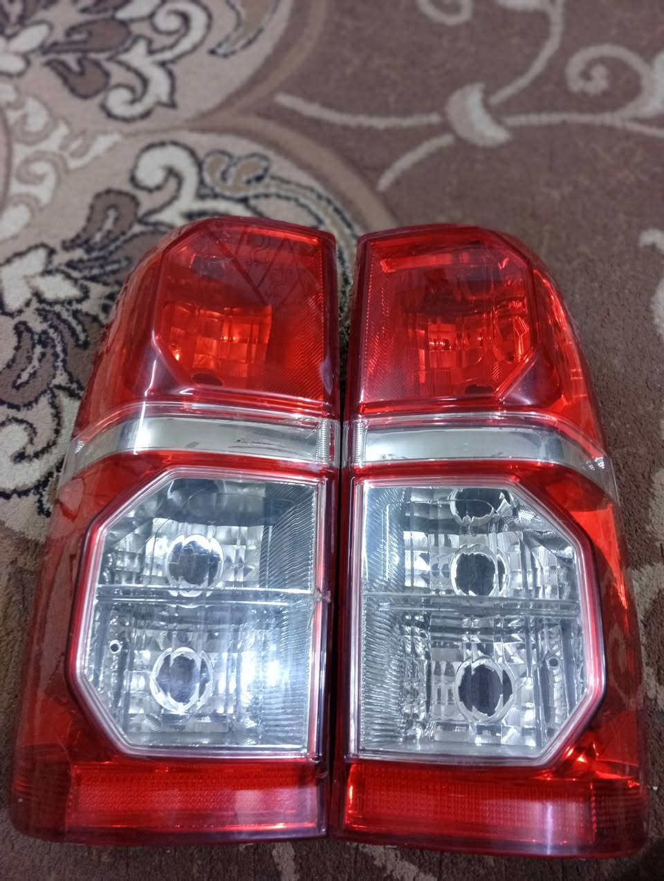 سلام عليكم بكلايتات خلفي ما هايلوكس 2014 اصلي السعر 65 وبيهن مجال الرقم ***********
