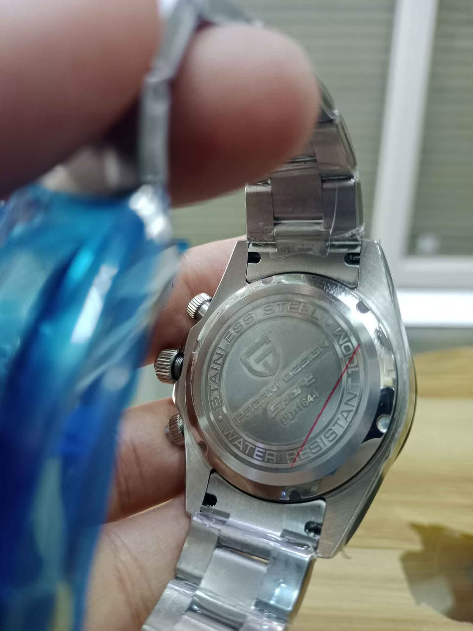 تُظهر الصورة ساعة Pagani Design (طراز PD-1644)، وهي ساعة يد فاخرة للرجال تتميز بتصميم "الباندا" المستوحى من ساعات السباق الكلاسيكية. 
المواصفات التقنية
الحركة: تعمل بحركة كوارتز يابانية دقيقة (Seiko VK63 Mecha-Quartz) لضمان دقة ضبط الوقت.
المواد: الهيكل والسوار مصنوعان من الفولاذ المقاوم للصدأ عالي الجودة.
الميزات:
كرونوغراف (ساعة إيقاف) مع ثلاثة أقراص فرعية.
إطار خارجي من السيراميك يحتوي على مقياس "تاكيمتر" (Tachymetre) لقياس السرعة. أربيل, العراق


**إذا كنت صاحب هذا الإعلان وتريد حذفه لأي سبب، رجاءا أرسل رسالة إلى الدعم الفني**