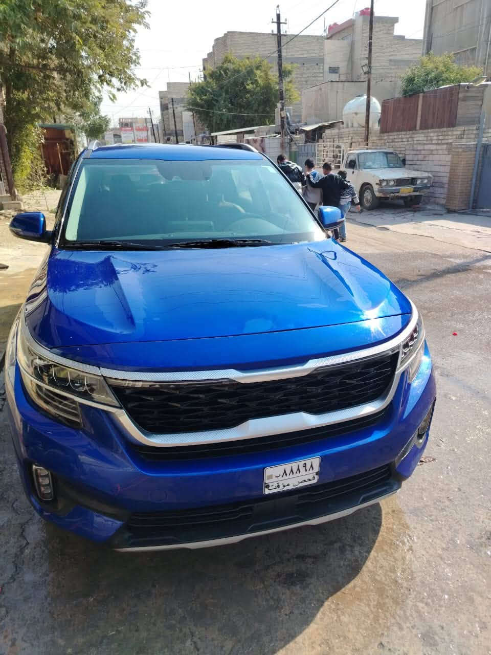 من رخصه مدير الكروب
كيا سليتوس 2023/وارد امريكي لون جويتي محرك 2000 دوش 
دخول قبل سنه السياره مرقمه بغداد باسمي يعني تحويل ثاني يوم السياره حادثه فقط مازدات لا دواخل ولا ايرباك كلشي سليم 
——————المواصفات—————
ماشيه 37 ميل فقط 
تبريد قطعتين بيانو 
كشنات جلد مطعم بمخمل 
حساسات امامي خلفي 
توقف ذاتي 
تشغيل عن بعد 
شاشه كبيره كأمره خلفيه معربه الشاشه 
تحديد مسار 
مثبت سرعه 
تحكم جهتين ستيرن 
بيه تخم تاير جديد من شركه  كومهو (Kumho
مغلفه ارضيه جلد ايطالي مع الصندوق
كأمره داش كام جديده 
اسبير جديد ولمعدات 

ملاحضه بيه بارد بصندوق شبر فقط صبغ 
وخشم البنيد شبر بارد اثر حادث امريكا 

السياره بغداد بسمي السنويه تحويل ثاني يوم 
العنوان بغداد شارع خير الله قرب محكمه مظفر 
***********
السعر 165 ورقه
