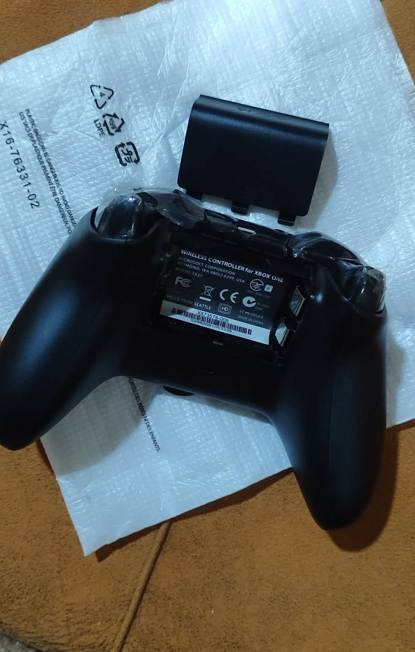 1جوستك اكس بوكس s 
وترهم عل وان s 
جديدة بل جيس ابد مو مستخدمة 
سعرها 40 الف جوه السوك 
2 جوستك هم اكس بوكس وان s 
نضيفه كلش مامفتوحه ولا مصلحة 
سعرها 30 الف 
توصيل موجود


**إذا كنت صاحب هذا الإعلان وتريد حذفه لأي سبب، رجاءا أرسل رسالة إلى الدعم الفني**