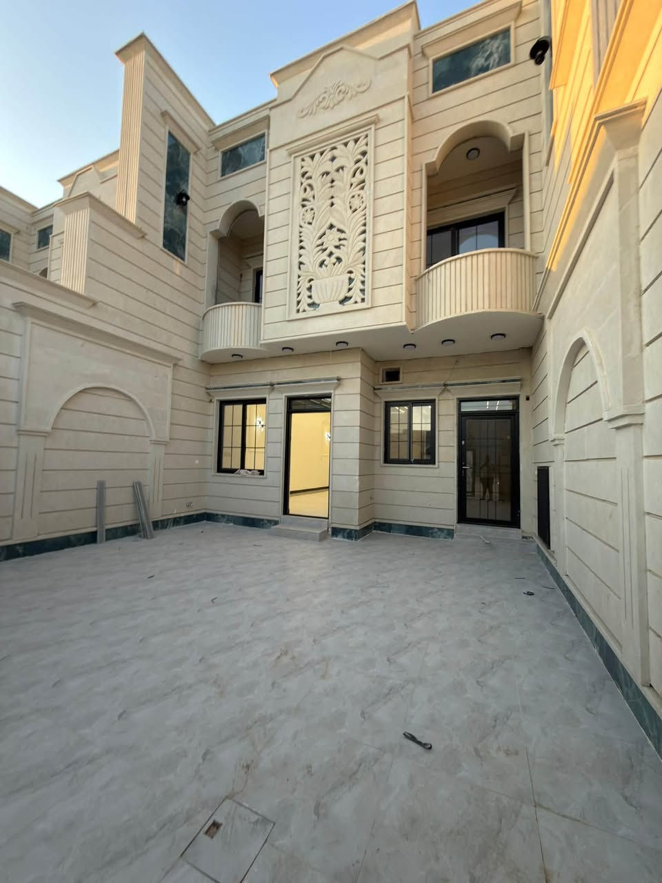 بسم الله الرحمن الرحيم
السلام عليكم ورحمة الله وبركاته

🏡 للبيع: 3 دور تونات زيرو

📍 الموقع: تكريت – الديوم – منطقة الـ12 ألف، قريب وعلى شارع 30 متر تبليط

📐 مساحة كل دار: 210 متر مربع

* الواجهة: 7 متر

* النزال: 30 متر

🔹 تفاصيل الدار:

* 4 غرف نوم

* استقبال

* مطبخ

* كراج

* مجاميع صحية

✨ المواصفات والتشطيبات:

* تنفيذ فاخر وشغل متقن

* واجهة حجر حلان أخضر

* تشطيب ملكي متكامل

* أرضية بورسلين هندي

* سحب مودرن

* نظام صحيات دفن

* نظام تصريف متكامل

* جودة عالية وتشطيب راقٍ

📞 للاستفسار والاتصال:***********
