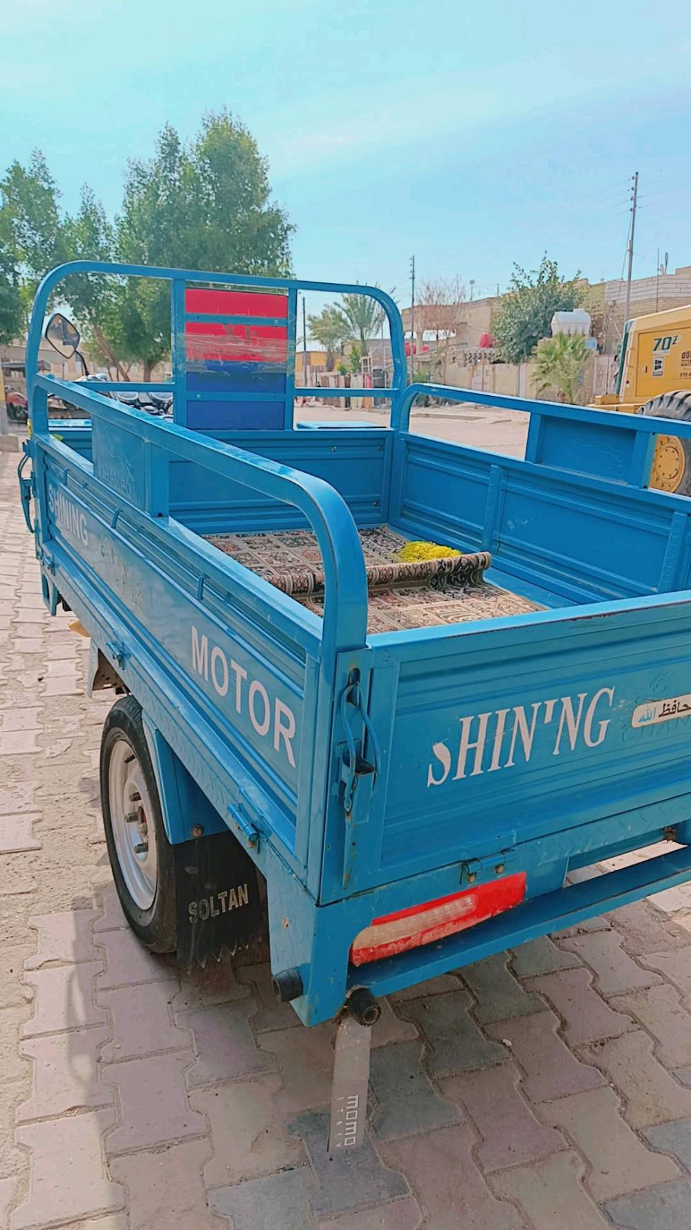 التكتك هذا لون أزرق ونظيف مع مساحة تحميل واسعة، مثالي لنقل البضائع داخل المدينة. صيانته جيدة ويحتوي على أربعة عجلات لضمان استقرار وقيادة ممتازة.