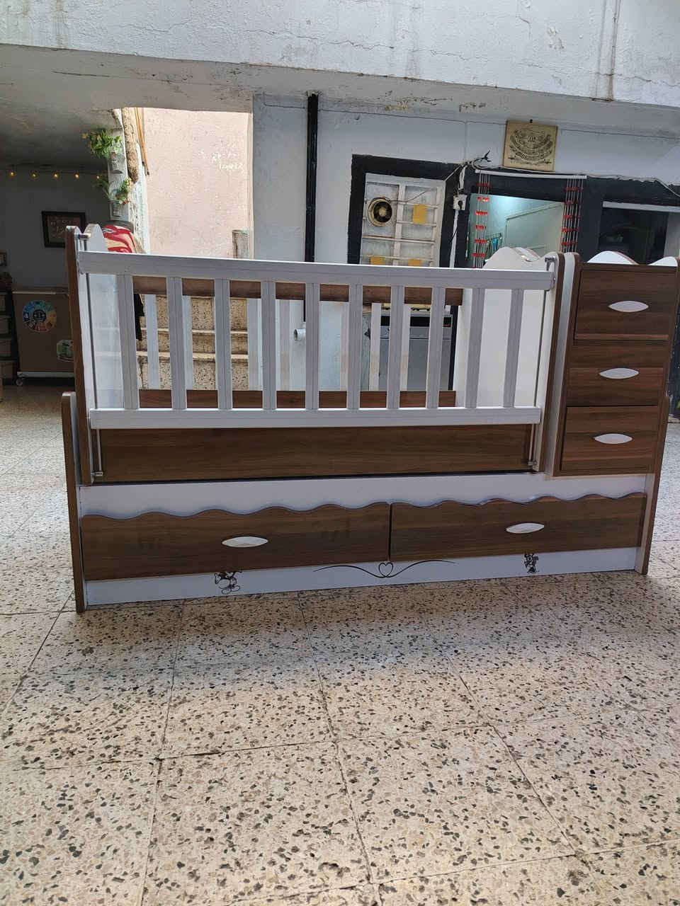 تخت طفل للبيع مستعمل شي قليل 
السعر 120
للتواصل ***********
