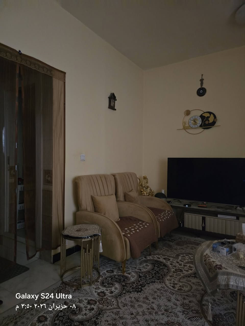 شقة في مجمع الامل السكني رقم 1 طابق اول، المساحة 110 عدد الغرف 2 ومشتملات رقم العمارة 28 شقه 6، مكان جيد وخدمات وقريب على سنتر الساعة، الشقه مع الاثاث بسعر بدون اثاث بسعر 195 وبيها مجال للجادين للتواصل على الرقم *********** او الرقم ***********
