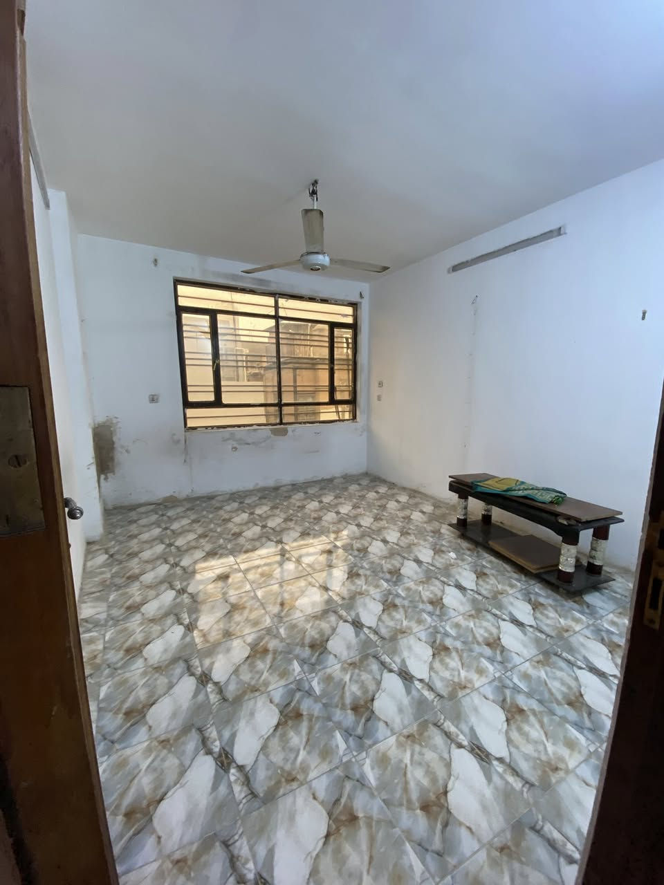 شقة نضيفة للإيجار ٤٠٠ الف فقط(قفل)
📍الاعظمية-قرب سوق الاعظمية القديم 📍
تحتوي الشقة على :
غرف نوم عدد (٢) 
صالة+ مطبخ مشترك 
خدمات 
بالكون 
(للعوائل فقط)

التفاصيل :
📞***********📞
