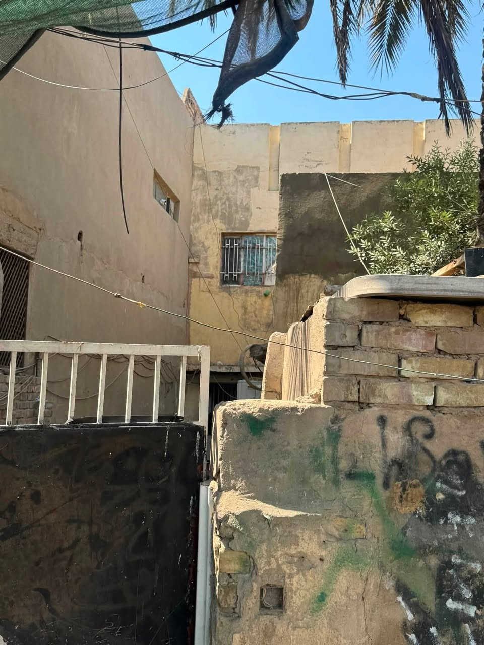 دار تجاري للبيع مقابل مستشفى الشعب العام من جهه باب الطوارئ حيث تكون مساحه المنزل 119 متر والواجهه 6 امتار اما نزال يكون 20 تفاصيل اكثر ***********
محله 315 زقاق 87 دار 24
