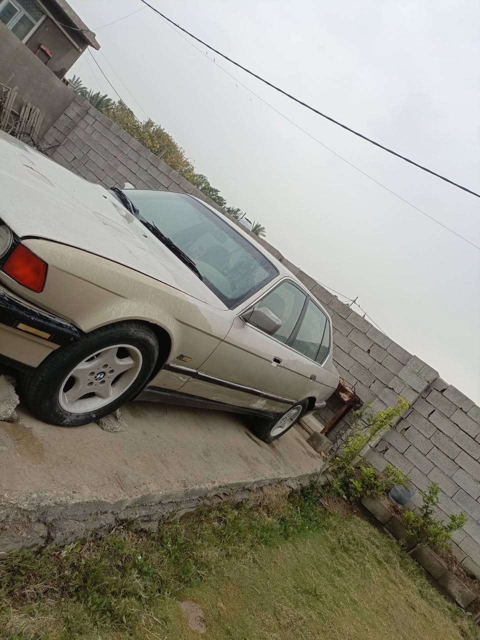 سلام عليكم
بيئم للبيع 735كيرومحرك حاويه لون ذهبي موديل 93السعر35وبيه مجال رقم الهاتف***********
