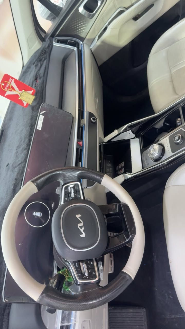 السلام عليكم سورنتو 24  مواصفات معروفه فول عده الفتحه  بيه بارد اباب السدر وشويه بالجاملغ  ماشيه 70 
6 سلندر 
***********
النجف الاشرف 
السعر 310 وبيه مجال
