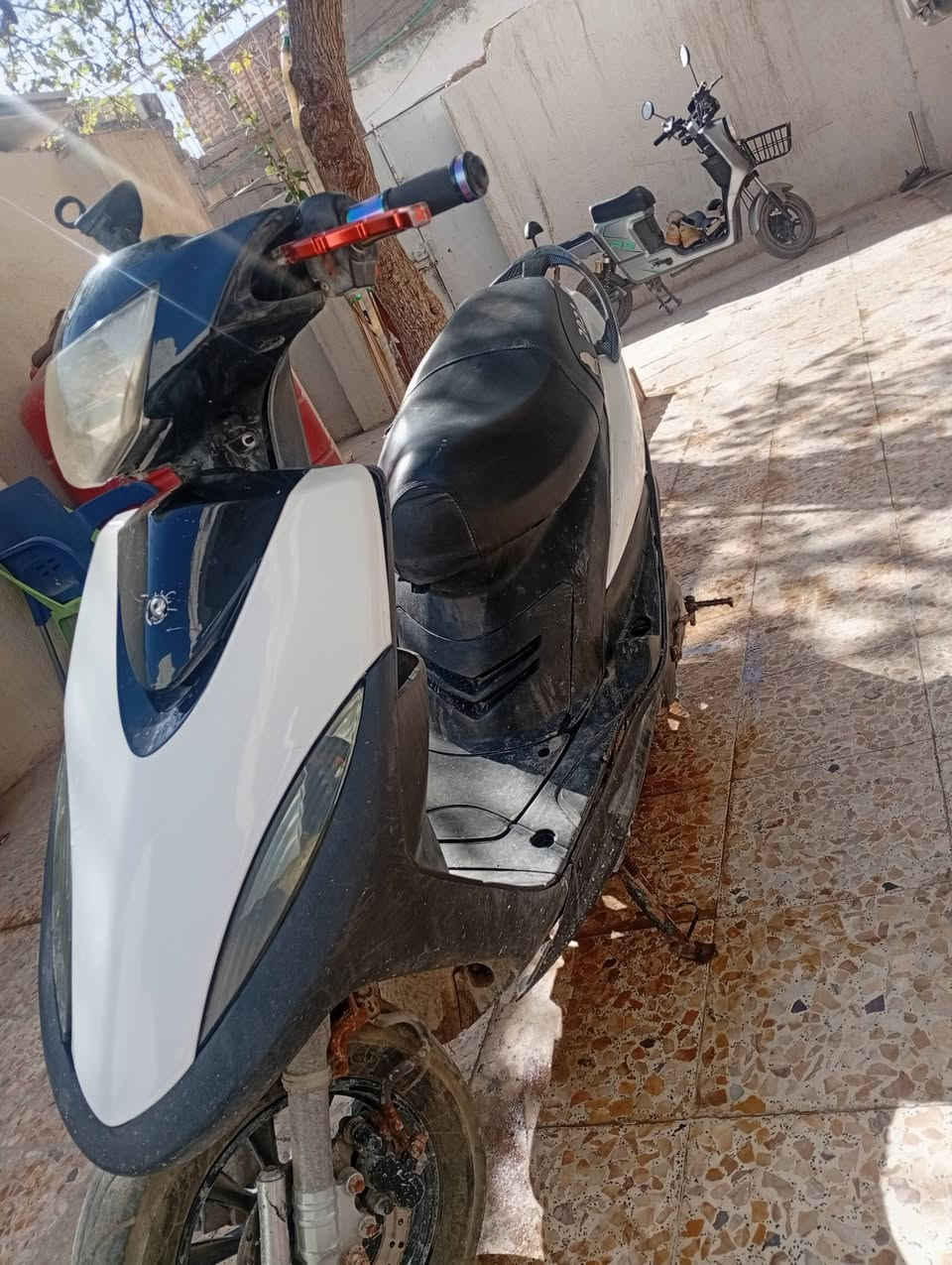 السلام عليكم خوان دراجه ماكس عدله الدراجه فقط كاض المحرك وما حبيت ابيعهاا مفتوحه فگلت لياخذه هوه جوز يعرف مصلح مضبوط وصلح عنده ..الكفرات تجاريه ولبلاديه موجودات مطابق رقم شاصي  ..الدراجه قيم بسعر يرضي الله وبحض وبخت وبيك خير وتدلل فيس بوك ما متواجد هاذ رقم موجود واتساب وشريحا  ***********  ملاحظه// ابيع كوم حديد
