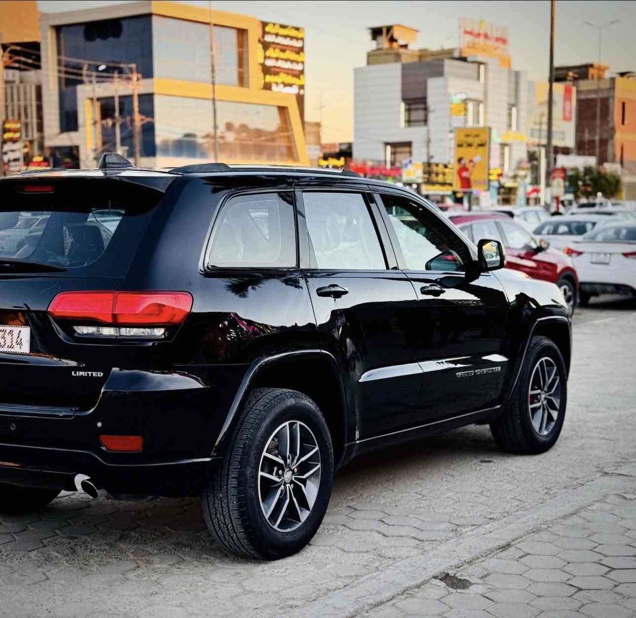 لسلام عليكم 
جيب جراند شيروكي 2018 فول للاخير لمتد 4*4

*داخل بيجي مميز 

*بانورما 

*تدفئة ستيرن 

*تدفئة كشنات 
*تبريد كشنات 
*شاشة كبير 
*5 وضعيات قيادة 
*تبريد خلفي
*مري تعتيم 
*مري قلاب 
*كشنات خزن ميموري 
*ستيرن خزن 
* قيادة ذاتي 
*جنطة كهرباء شفط 
*مكينه 6. 3600 

🛑السيارة جاهزة وكلش نضيفة والحادث جدا بسيط  موجود في المنشور 

بجم كبس لغد شاصي ايرباك كفالة

بابين جهة السايق كلير بدون اي داخل
جاملغ صبغ الامامي 
بارد قليل ممبين بالجامغ الخلفي

باقي السياره ع وضع الشركة وكل داخل ما بيها السياره من الدعامية للدعامية

السعر. 210

العنوان نجف 
  ***********
