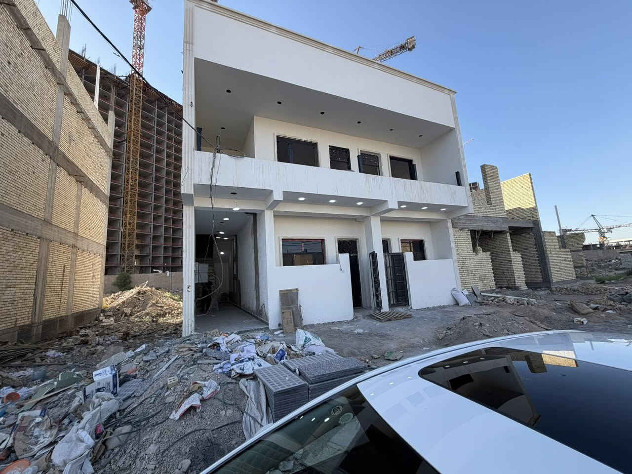 للبيع عمارة حديثة في مجمع الضباط السكني – قرب مطار بغداد الدولي وخلف جامعة المشرق

📍 الموقع: مجمع الضباط السكني – قرب مطار بغداد – خلف جامعة المشرق
📏 مساحة العقار: 150 متر
📐 الواجهة: 10.76 متر
📏 النزال: 14 متر

🔹 العمارة تتكون من شقتين مستقلتين:

* شقة أرضية
* شقة بالطابق الأول

🔹 كل شقة تحتوي على:

* غرفتين سويت
* حمام
* مطبخ
* استقبال مريح ومرتب

🌿 الشقة الأرضية تحتوي على حديقة خلفية خاصة تضيف خصوصية وراحة جميلة.

🏗️ الطابق الثالث:

* مجهز بالكامل للبناء مستقبلاً
* كافة خدمات الكهرباء والماء جاهزة
* إمكانية بناء شقة ثالثة بسهولة حسب رغبة المشتري

✅ موقع مميز وهادئ
✅ مناسب للسكن أو الاستثمار
✅ تصميم عملي وحديث

📞 زين: ***********
📲 آسيا/واتساب: ***********

📩 للاستفسار والتفاصيل أكثر التواصل مباشرة.
