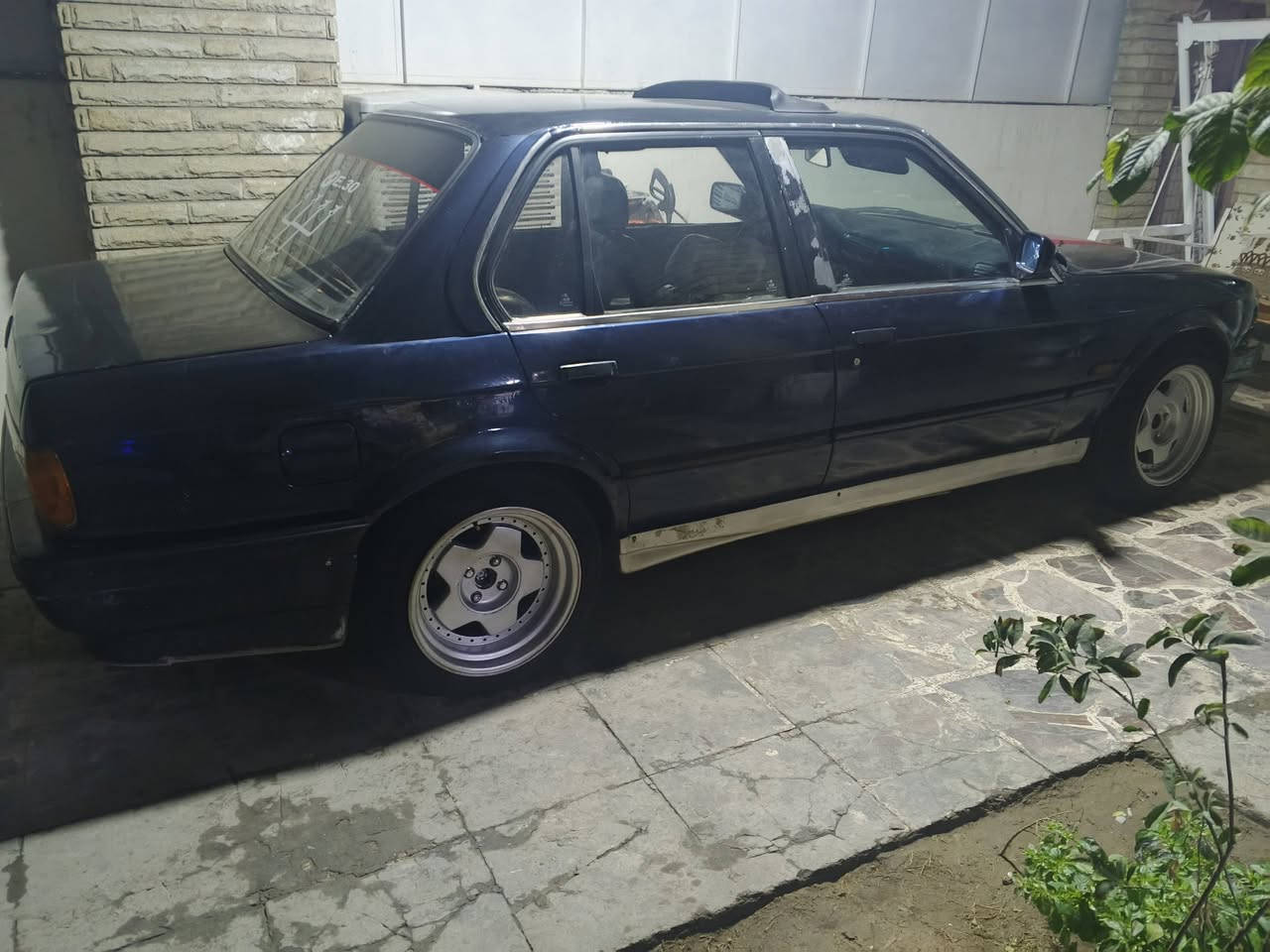 السلا عليكم 
  بي ام زعره
  موديل 91 للبيع 
  محرك جديد حاويه مفتوح 
   كير عادي سياره جاهزه حداديه زينه
  تخم تاير جديد ويل كب رياضي 
  السعر 33 وبيها مجال للشراي
  شرط التحويل 
  مكاني كراده ‏‪***********‬‏
اتصل عل رقم مكلف بل نشر
