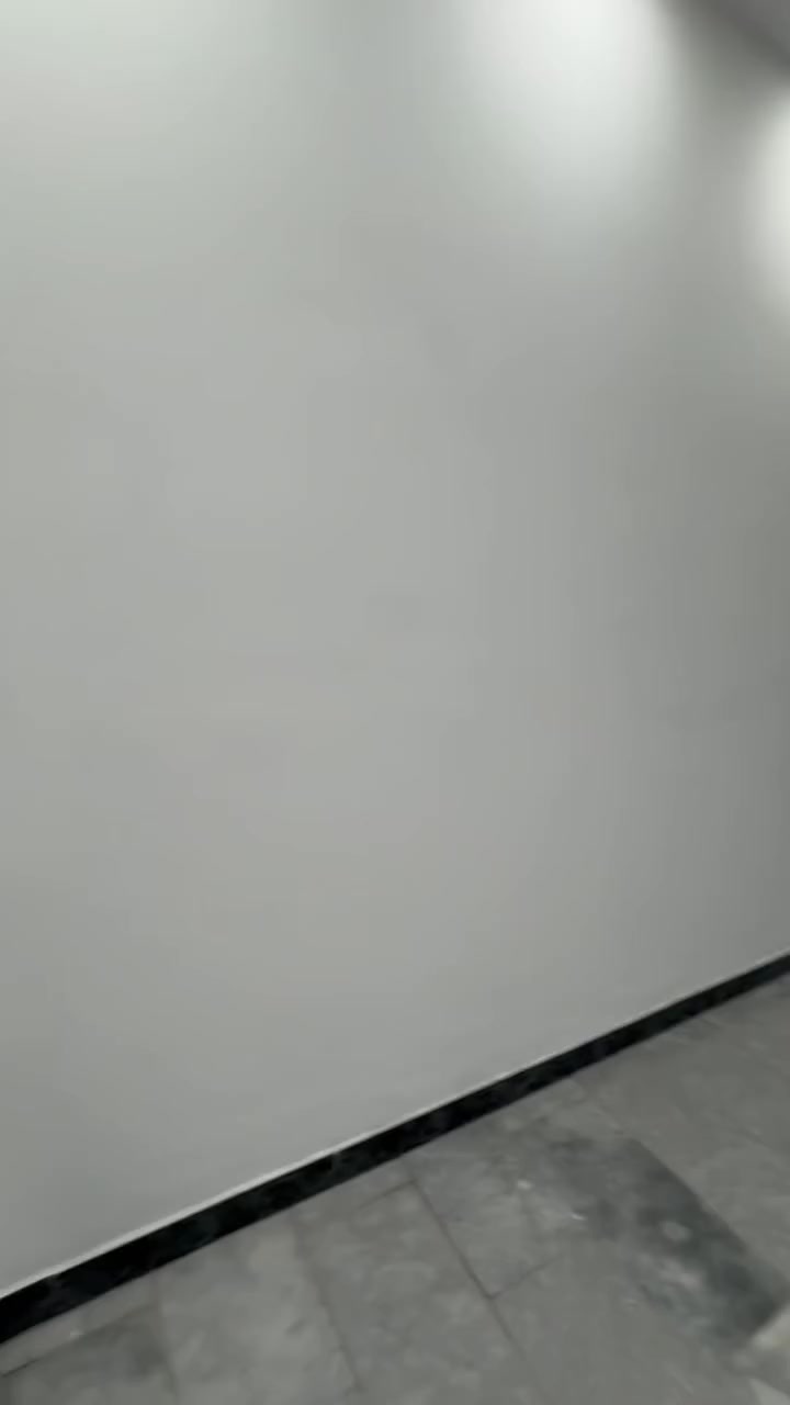 السلام عليكم
بيت لليجار المساحة 150 متر 
يحتوي علا 5 غرف نوم 
مطبخ معزول حار بارد 
صحياه عدد 2 كل طابق واحد 
صاله معزوله 
يحتوي علا مدخلين 
اجار ميلون و500 
للاتصال ***********
