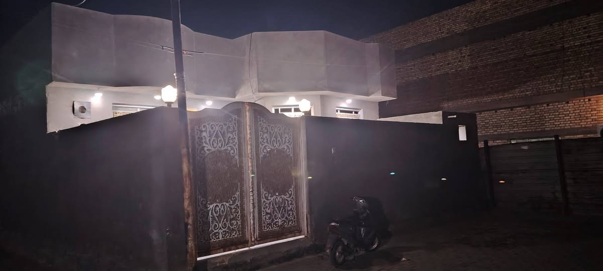 سلام عليكم بيت للبيع السكك الجربوعيه مقابيل حسينية الكوثر مساحه ٢٠٠ متر طابو زراعي سند ٢٥ سنه البناء ٢٠٢٤ مداور اسهم كونكريت مسلح بناء طابوك غرفتين وصاله وحده من الغرف سويت قريب على شارع العام علمنا البيت يقع على شارعين  ***********
