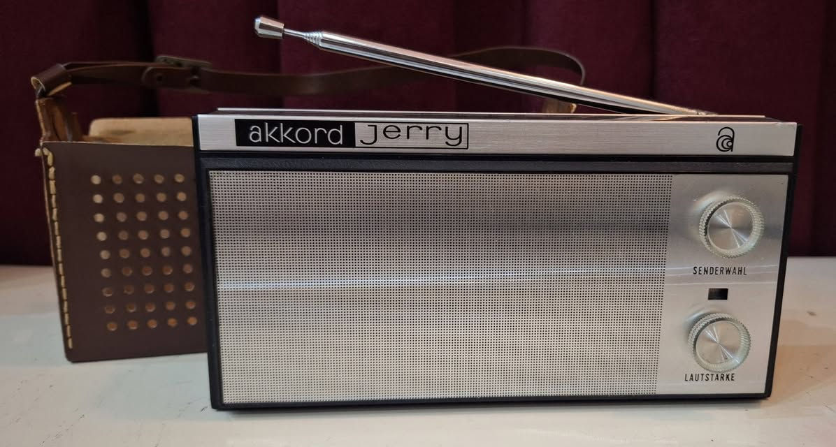 مُبارك عليكم شهر رمضان المبارك ، و كُل عام و أنتم بألف خير 
رادیو( اكورد جیری) الماني اصلي نضیف نضیف جدآ كامل شغال انتاج 1968
یعمل علی ٤ باتري قلم  
موجات رادیو  FM MW SW
توصیل   للحجز مراسلة الصفحة او مراسلة واتساب على الرقم ***********
