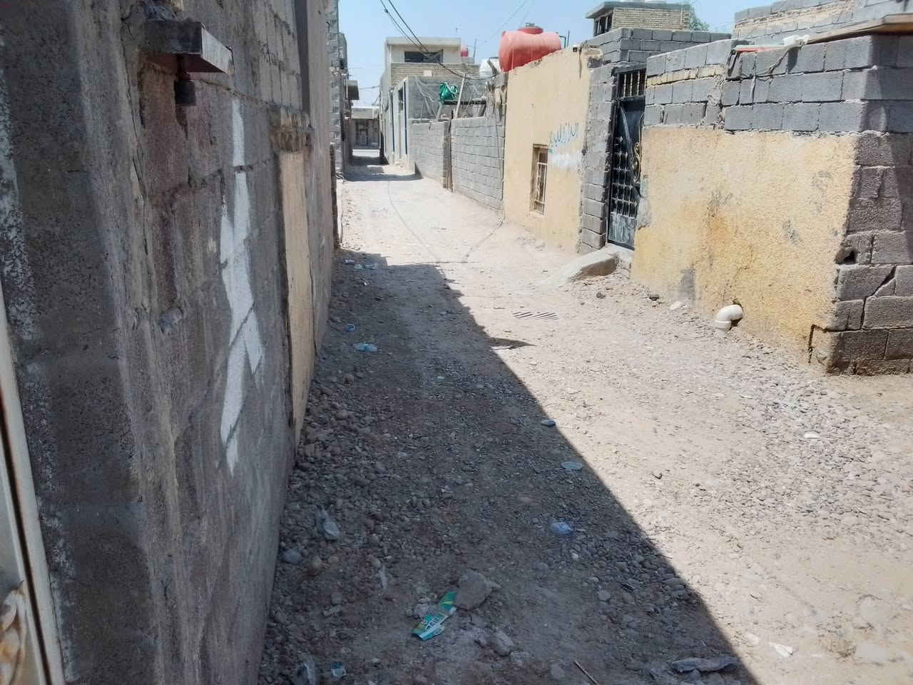 السلام عليك ورحمه وبركاته منزل 
للبيع يحتوي على 2 غرف نوم و مطابخ و حمام
واستقبال بناء نص سيندويج و نص عكاده 
الموقع بغداد مدينة الصدر منطقة الحميدية 
مقابل اسواق حسون أو الشويلات و المضمد علي بو فاطمة كافة الخدمات من ماء ومجاري و
مضمدين ومحلات السعر مناسب 
تصل على الرقم *********** موجود على الواتساب
