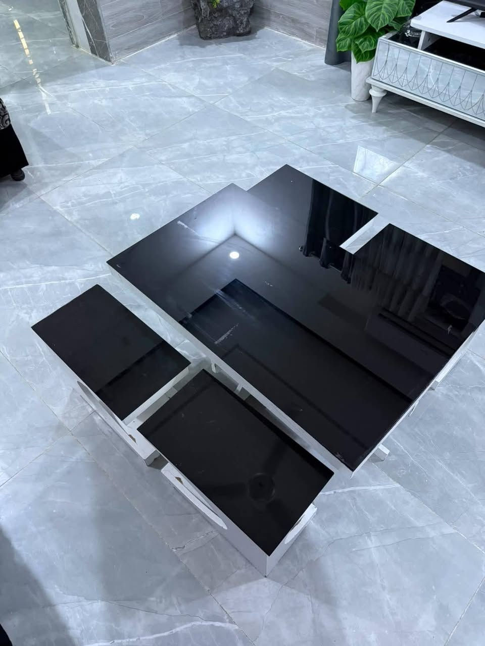 ميز  + اربع طبلات بتصميم مودرن مميز، سطح زجاجي أسود لامع مع قاعدة باللون الأبيض تضيف لمسة فخامة وأناقة للديكور. تتميز بوجود رفوف وسحابات عملية لتخزين الريموتات والمجلات والأغراض اليومية بشكل مرتب السعر ٦٥


**إذا كنت صاحب هذا الإعلان وتريد حذفه لأي سبب، رجاءا أرسل رسالة إلى الدعم الفني**