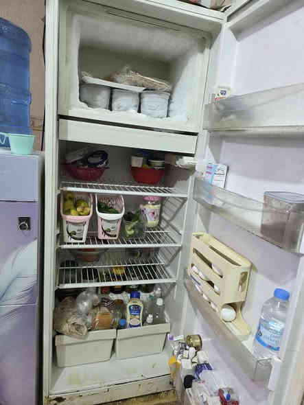 ثلاجه مصريه نظيفه حيل على الشركه باب واحده كبيره طول ١٦٢ والعرض ٦١ سم  السعر ١٧٥ للاتصال ***********
