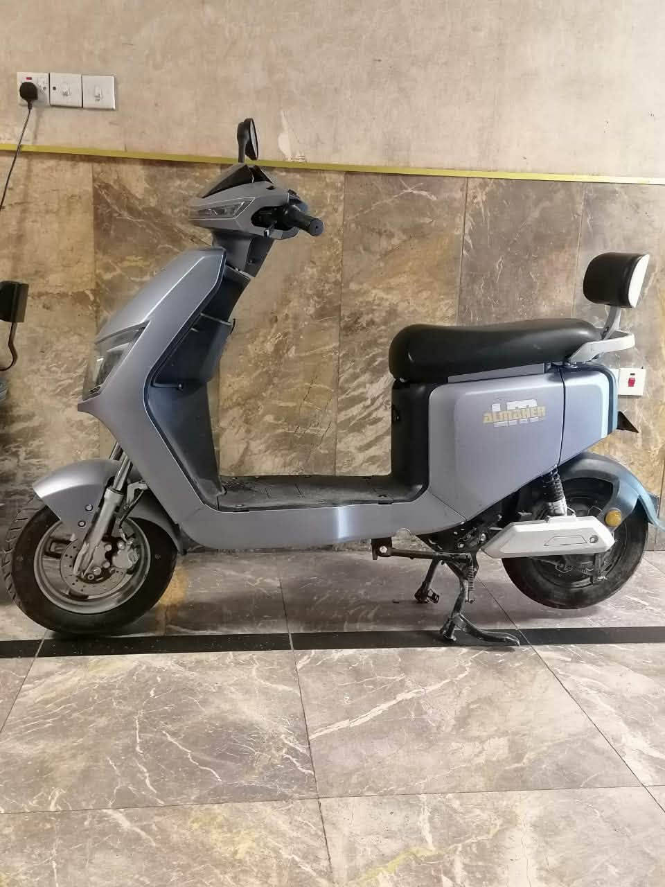 سلام عليكم دراجه شحن للبيع ٤بطارايات نضيف مستعمله شهر جديده بيها مشكله بسيطه تشتغل مسافه وتكطع سكليتر طفي وشغل تشتغل مابيها شي سعرها ٤٠٠ وبيها مجال مكان كراده لعرصات قرب قريه دجله ***********
