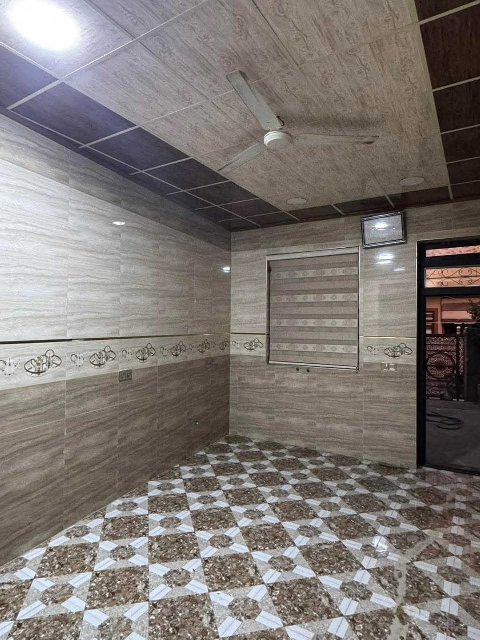 السلام و علیک
ئەم خانووە بۆ فرۆشتن کەلار + حەمەی کەریم دیوی سیروان نزیک مزگەوتی قازی محمد ڕووبەرەکەی (180) مترە یەک قاتی فول کاشیە نزیک جادایە سعری زۆر مناسبە

دوو ژووری بوستن
ژووری میوان
هۆڵ
متبەخ
مساعد متبەخ
حەمام سەرئاو
لەسەرەوەش بەیتونەیەکی لیە

بۆ زانینی نرخ ژمارە یەک بنێرن یان تیل بکەن

***********
