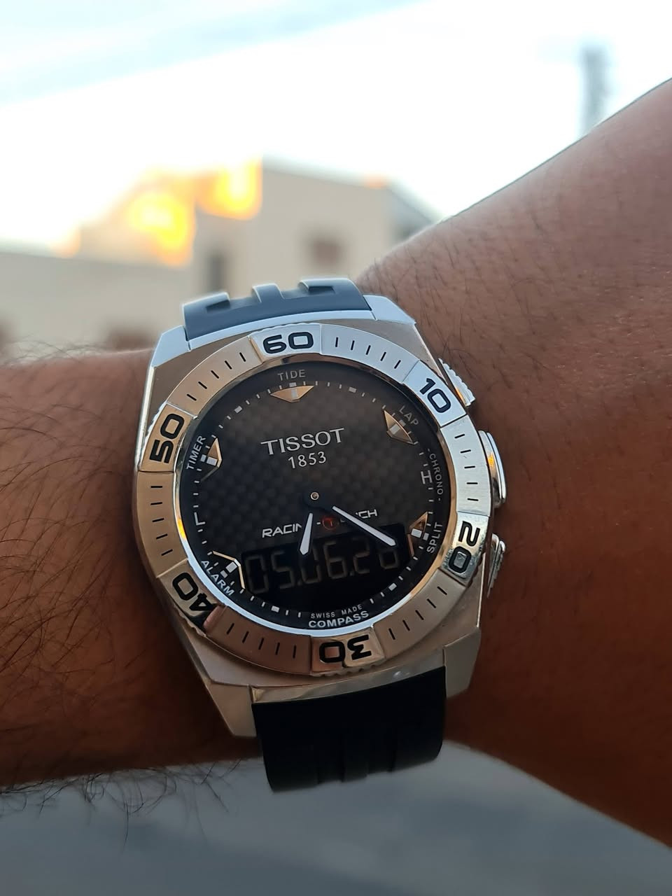 TISSOT RACING TOUCH | Swiss Made
Ref: T002.520.A

ليست مجرد ساعة…
هذه ساعة صُممت لعشّاق الأداء العالي، والسباقات، بتقنية اللمس الذكية التي اشتهرت بها تيسو عالميًا.

---

🔒 الحالة:

✅ بحالتها الأصلية
✅ قطعة نظيفة ومخزّنة 

⚙️ المواصفات التقنية الكاملة:

الحركة: Quartz سويسري عالي الدقة

التقنية: Touch Technology (تحكم باللمس)

العرض: عقارب + شاشة رقمية LCD

القرص: Carbon Fiber أصلي بتصميم Racing

الزجاج: Sapphire Crystal مقاوم للخدش

الهيكل: Stainless Steel

القطر: 45 مم – حضور قوي على المعصم

السوار: مطاط أصلي من TISSOT

🧠 الوظائف الذكية:

✔ Chronograph (كرونوغراف احترافي)
✔ Timer
✔ Alarm
✔ Thermometer (قياس درجة الحرارة)
✔ Tide Indicator (مؤشر المدّ والجزر – ميزة نادرة)
✔ شاشة رقمية بإضاءة ليلية
✔ عقارب وأرقام مضيئة Super-LumiNova

ريتيل الساعة على مواقع عالمية بحدود 1000$

للبيع بسعر مناسب ومغري 🔥🔥
والله يبارك لصاحب النصيب 🌹🌹

للتواصل على الرقم التالي او على الخاص 0795472588

✨️يرجى متابعة الصفحه لكي يوصلكم كل ما هو جديد ✨️⌚️


**إذا كنت صاحب هذا الإعلان وتريد حذفه لأي سبب، رجاءا أرسل رسالة إلى الدعم الفني**