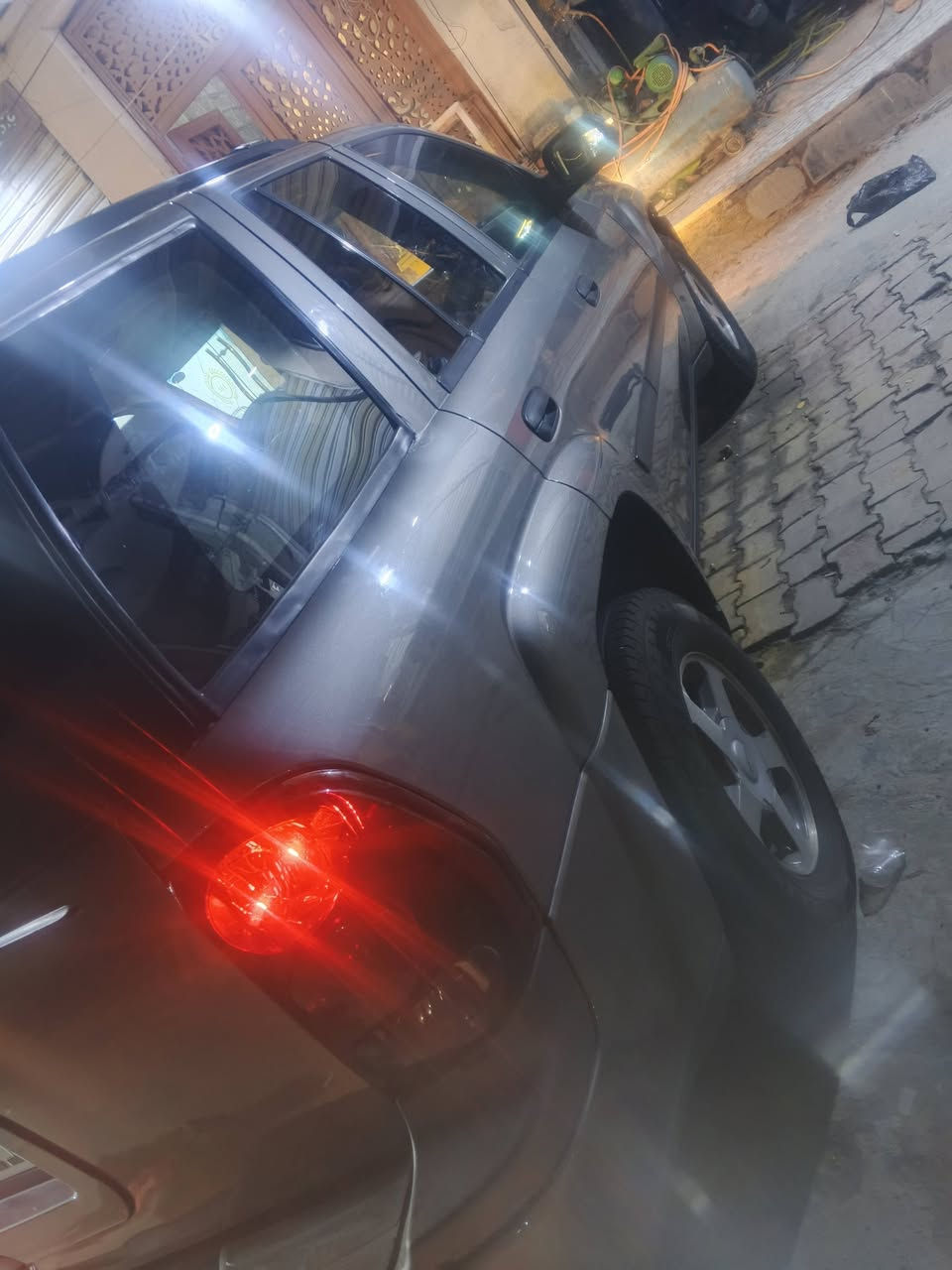 السلام عليكم بلايزر مديل 2006 شمالي رقم الجديد السنويه ممنتهيه فقط الهزه منتهيه لون رصاصي فيلي بيه كم .     م قطعه صبغ لاكن ابيع احزام بيه طخه خلف المازده الااماميه خفيفه شاصي ايرباك كله سليم وبيه طخه بجاملغ الخلفي شي بسيط والجنطه سيار مكينه كير تدفئه تبريد حداديه  بطماان بيه نواقط بسيطه ماعندي مجال اسويهن تخم تايرات غرفه كلش نضيفه السعر 80 وبيه مجال بغداد الرصافه ***********

