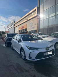 تويوتا كورلا 2025ماشيه 9.000kmكفاله عامه بيها طخه بالدعاميه على كد اصب...