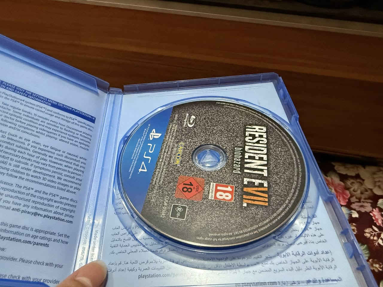 السلام عليكم لعبه رزدنت ايفل 7 نضافه فول مثل ما موضح بصوره نسخه ps4 وتكدر تنزل نسخه ps5 ويه اضافه نهايه لوكس مجاناً من متجر اذا عندك القرص السعر 15 الف قفل مكاني بغداد حي العامل الرقم *********** نسخه عربية
