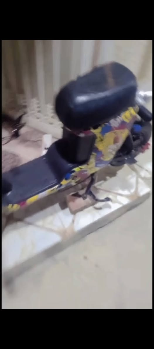 للبيع: دراجة شحن R8 الجبارة (بحالة ممتازة) ⚡
​إذا كنت تبحث عن التوفير، السرعة، والمتانة في نفس الوقت... الدراجة الكهربائية الشهيرة R8 معروضة للبيع الآن! دراجة عملية جداً، اقتصادية للمشاوير اليومية، وتتحمل العمل الشاق.
​📊 المواصفات والمميزات:
​الموديل: دراجة شحن R8.
​البطارية: بحالة ممتازة [اكتب هنا: مثلاً جديدة أو كفاءتها 90%]، تضمن لك مسافة مقطوعة طويلة بالشحنة الواحدة.
​المحرك: قوي جداً، عزم ممتاز في الصعود والسرعة.
​التحكم والراحة: تحتوي على مساعدات (جامبينات) مريحة جداً لامتصاص الصدمات في الطرق غير المستوية.
​الأمان: منظومة مكابح (بريك) قوية واستجابة سريعة، مع إضاءة LED أمامية وخلفية ممتازة للقيادة الليلية.
​الإضافات: شاشة رقمية (ديجيتال) واضحة لمعرفة السرعة ونسبة شحن البطارية.
​🔍 حالة الدراجة:
​الدراجة نظيفة جداً وبحالة [ممتازة / شبه جديدة].
​لا تحتاج إلى أي مصاريف إضافية، "شغل واطلع".
​جميع الإكسسوارات والأنوار والعدادات تعمل بكفاءة 100%.
​💰 السعر والمكان:
​السعر المطلوب: 450000] (قابل للتفاوض البسيط للصادقين).
​الموقع: [البصره الزبير ].
​📞 للتواصل والاستفسار:
يرجى المراسلة عبر الرسائل الخاصة أو الاتصال على الرقم: [***********] البصرة, العراق
