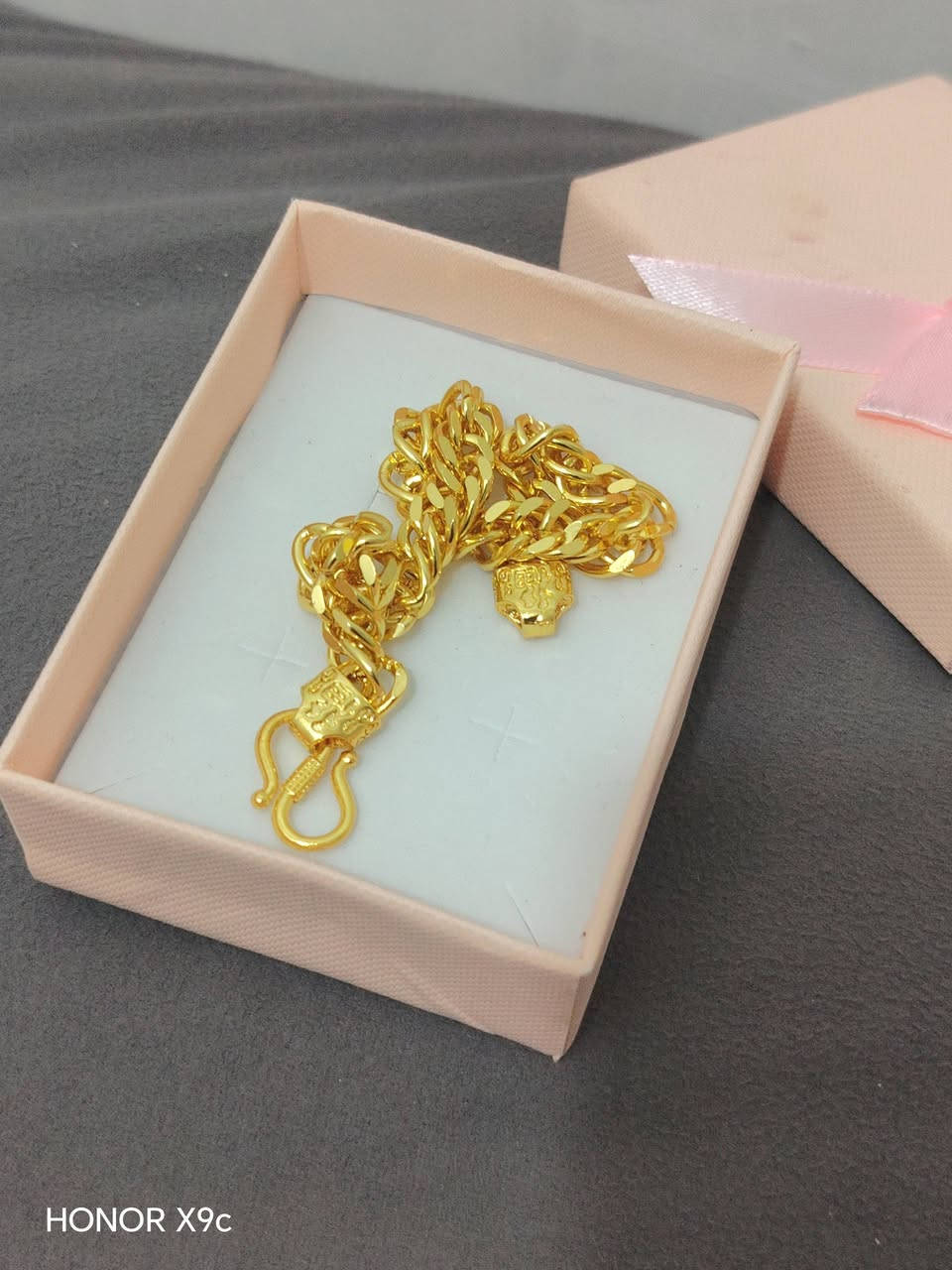 بخيل المايصلي ع النبي ولكم الحكولي طكيت لوبعدني إلهي هيج ويطلع ذهب حقيقي 55 قطعة بوزن 100غ مختوم999
سوارات ثنين مختوم 999
وكلادة مختوم 999 ماحجي الون بلحقية مستحيل تكولون ذهب يارب يطلعن ذهب حقيقي 😭😭😭😭 اروح انام احسلي اعرف حضي
هذه السوار الموضحة في الصورة تحمل الختم 999، وهو ما يشير إلى أعلى مستويات النقاء في عالم الذهب والمجوهرات.ماذا يعني ختم 999؟ذهب عيار 24: يشير الرقم 999 إلى أن القطعة مكونة من 99.9% ذهب خالص، مع وجود 0.1% فقط من المعادن الأخرى التي لا يمكن فصلها تماماً.الذهب الخالص: يُعرف هذا النوع باسم "الذهب الصافي" أو "السبائك"، وهو يتميز بلونه الأصفر الفاقع والعميق مقارنة بالأعيرة الأقل مثل 18 أو 21.القيمة والاستثمار: يُعتبر ذهب 999 خياراً ممتازاً للادخار والاستثمار لأنه يحتفظ بقيمته السوقية الكاملة كذهب خام.مواصفات السوار في الصورةالتصميم: تأتي السوار بتصميم "جنزير" (Curb Link) سميك، وهو تصميم كلاسيكي يجمع بين القوة والمظهر الفخم.القفل: تتميز بقفل مزدوج على شكل حرف "S" أو "خطاف"، وهو القفل التقليدي المستخدم غالباً مع الذهب عيار 24 لضمان الأمان، نظراً لأن الذهب الخالص يكون أكثر ليونة من الذهب الممزوج بالنحاس أو الفضة.الأسعار التقريبية (تحديث يونيو 2026)تعتمد القيمة الإجمالية للسوار على وزنها بالجرام مضافاً إليها أجرة التصنيع (المصنعية):في العراق: يبلغ سعر جرام الذهب عيار 24 حالياً حوالي 181,491 دينار عراقي.في مصر: يسجل سعر الجرام عيار 24 حوالي 7,137 جنيهاً مصرياً.
تظهر هذه الصورة سبائك ذهب صغيرة جدًا، حيث يبلغ وزنها 100 جرام.تشير النقوش الموجودة عليها إلى أنها من عيار 999.9، وهي درجة نقاء عالية جدًا للذهب.تبدو هذه القطع كنسخ مصغرة لأصول حقيقية، لذا تأكد من فحص المنتج الفيزيائي لدى صائغ موثوق لتأكيد وزنه ونقائه الفعليين.هل


**إذا كنت صاحب هذا الإعلان وتريد حذفه لأي سبب، رجاءا أرسل رسالة إلى الدعم الفني**