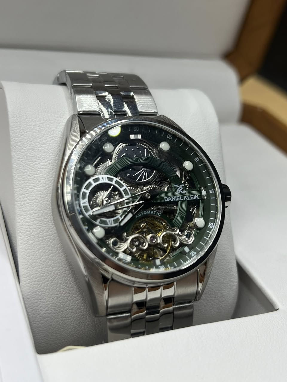 دانيال كلين وكالة اصلي اوتوماتيك كشف سكليتون شمسي قمري جي ام تي توقيت دولتين قطر 41 ملم جديدة غير مستخدمه كاملة المرفقات

السعر والحجز خاص فضلاً وليس امراً
او على الواتساب ***********
