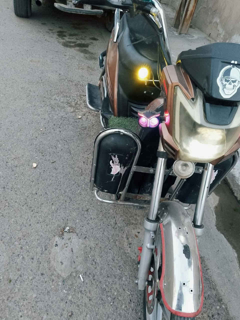 ماطور شحن للبيع
بطاريات ضعيفه 
ماطور كشره نضيف 
ماطور كهربائيّاته شغاله
السعر 300 بي مجال 
الي يريده يتصل 
***********
