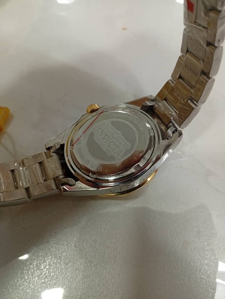 عندي ساعة من Invicta Pro Diver Lady Model 12852
نسائية 
المكينة: Quartz بطارية  دقيقة وسهلة الاستخدام
التصميم:
لون ذهبي + فضي (ستايل كلاسيك فخم)
أرقام رومانية على الميناء
نافذة تاريخ (اليوم بالشهر)
 ستانلس ستيل
مقاومة الماء تقريبًا 100 متر (مناسبة للسباحة، لكن مو للغوص الاحترافي)
من مجموعة  Pro Diver تصميم رياضي مع لمسة أنثوية
اخذتها قبل تقريبا 8 سنوات من أحد متاجرهم  إلي بأمريكا وصيتها عن طريق أحد أقاربي ملحقاتها كاملة وياها من ضمنها الباركود والكارت بس هي أبداً ما مستعملة حتى لاسق الحماية بعدة بيها لانو للاسف كلش تصميمها ضخم مقارنتا بايدي وهي ماركة سويسرية اخذتها من مترجهم الرسمي بسعر فوك 400$ اريح بالي انو هي اصلية ابيعها بسعر اقل بس ما اجحف بحقها
السعر إلي احسه مناسب إلها ابيعها إلة


**إذا كنت صاحب هذا الإعلان وتريد حذفه لأي سبب، رجاءا أرسل رسالة إلى الدعم الفني**