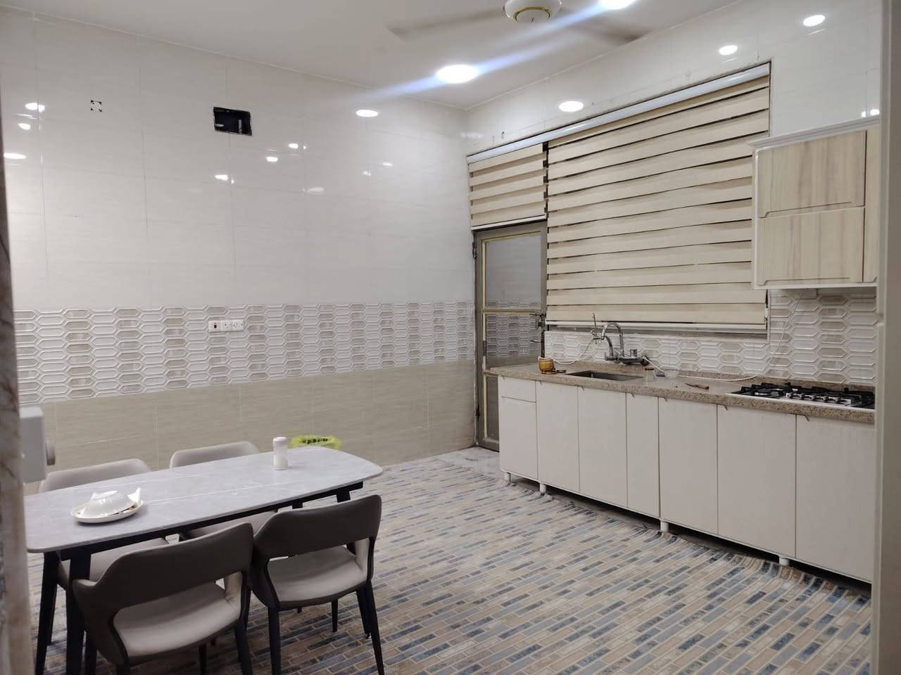 🏡 بيت للبيع - بناء حديث (درجة أولى) 🏡
​📍 الموقع:
​يقع البيت في موقع مميز جداً قرب دائرة البطاقة الوطنية الجديدة، بصف الركن مباشرة على الشارع العام.
​🏗️ المواصفات العامة:
​نوع البناء: بناء حديث، كونكريت مسلح، الشغل والتنفيذ درجة أولى (سيراميك مميز، وتأسيسات كهربائية بأعلى المواصفات).
​📌 تفاصيل وتقسيم البيت:
​الطابق الأرضي (الأسفل):
​🛏️ غرفتين نوم.
​🍳 مطبخين (نظام حار + بارد) مجهزين بالكامل.
​🚿 مجموعات صحية وخدمات متكاملة.
​الطابق العلوي:
​🛏️ غرفتين نوم.
​🛋️ صالة.
​🚽 صحيات.
​💰 تفاصيل السعر والآلية المالية (مطلوب إسكان):
​السعر الكلي: 290 مليون دينار عراقي (مع مجال قليل جداً للشاري الجاد).
​ملاحظة بخصوص قرض الإسكان (مطلوب 62 مليون):
​الخيار الأول: نقوم نحن بدفع كامل مبلغ الإسكان وتصفية السند وتستلم البيت صافي (ضمن سعر الـ 290 مليون).
​الخيار الثاني: نقوم باستقطاع مبلغ الإسكان (62 مليون) من السعر الكلي، وتتحمل أنت دفع الأقساط المتبقية للبنك.
​📱 *********** عمارة, ميسان

