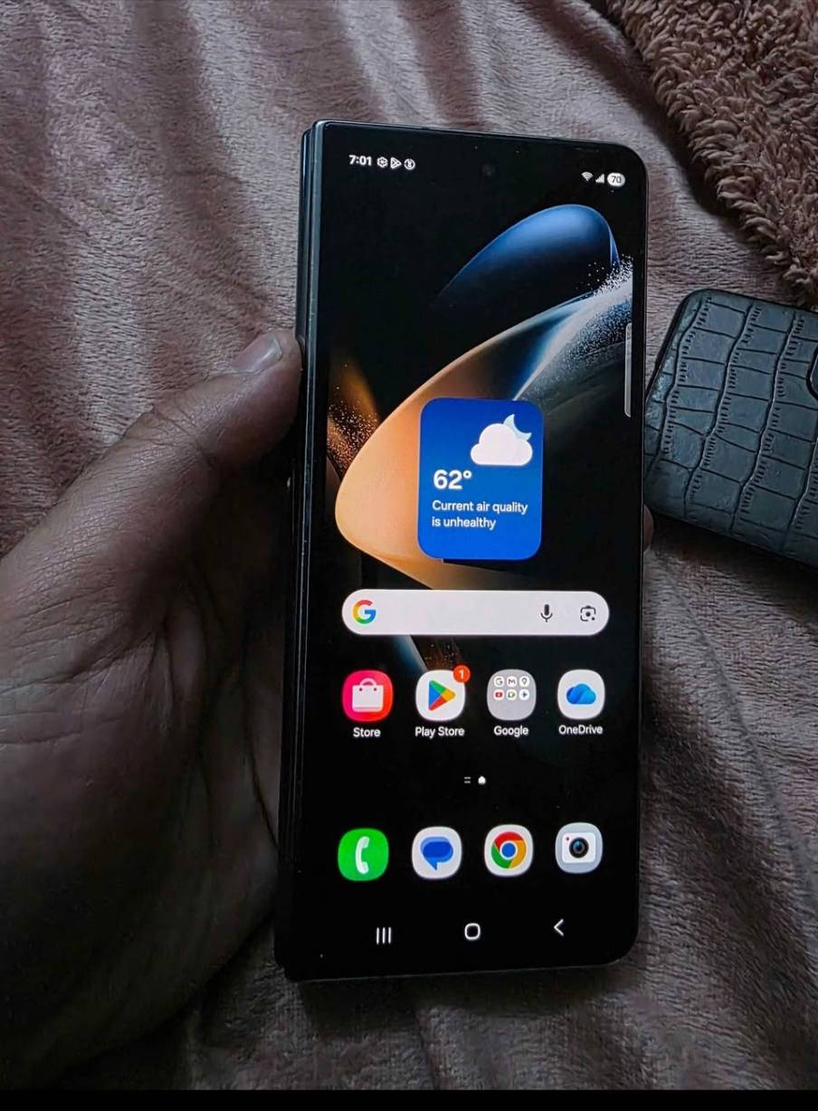 سلام عليكم
Zfold 4
الذاكره 256 + 12
الجهاز مشكلته الشاشه الجبيره من افتحها شويه تشتغل من افتحها كلها تطفى ما اعرف الشاشه محتركه او شريط 
رحت للربيعي يكولون نفتحه على ضمانتك جوز تنكسر الشاشه من نرفعه مكاني بغداد الزعفرانيه
***********
