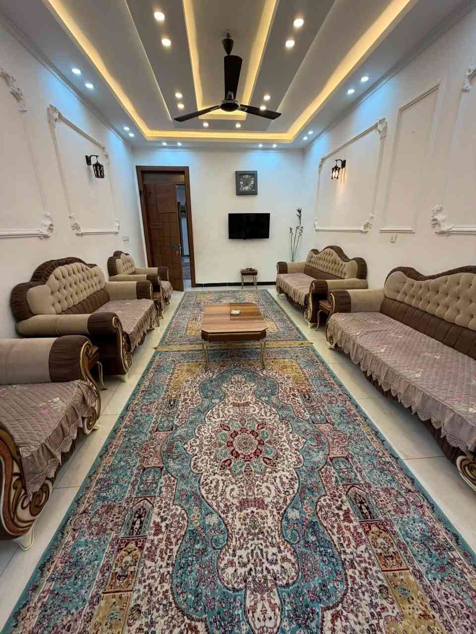 السلام عليكم

 ✅ بيت 200 متر للبيع 

في منطقة العز / التاجيات / مجاور مرور التاجيات / شارع نافذ عالشارع العام (الهلالي و دلالية بغداد) 100 متر عن شارع ابن منظور
واجهه 8.25 / نزال 24.3
طابقين بناء حديث 

الطابق الارضي : كراج واسع / استقبال كبير / مطبخ / هول / غرفتين نوم / 3 حمامات / 3 ترك 

الطابق الثاني : 1_ (شقة امامية درج خارجي معزول / مطبخ وهول / غرفتين نوم / خدمات وحمام / درج للسطح الامامي الخاص بالشقه الامامية)

                             2_( الشقة الخلفية مرتبطة مع الطابق الارضي بدرج داخلي / غرفتين نوم /مطبخ وحولي / حمام وخدمات / درج للسطح الخلفي الخاص بالشقه الخلفية ) 

السعر (375) مليون  
 📞 *********** / واتساب / اتصال / خاص
