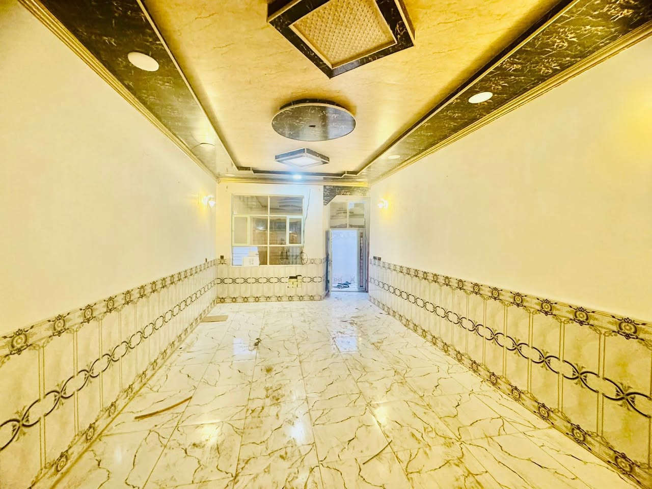 بيت ٢٠٠ متر ايجار مجمع بيتي ٢
مقابيل الصلطان طابق ونص
يتكون من ستقبال بطبخ صالة
فوك وجوه غرفه عدد ٢ صحيات عدد ٣منور إيجاره ٣٥٠ الاستفسار وبي مجال 
***********وتساب
