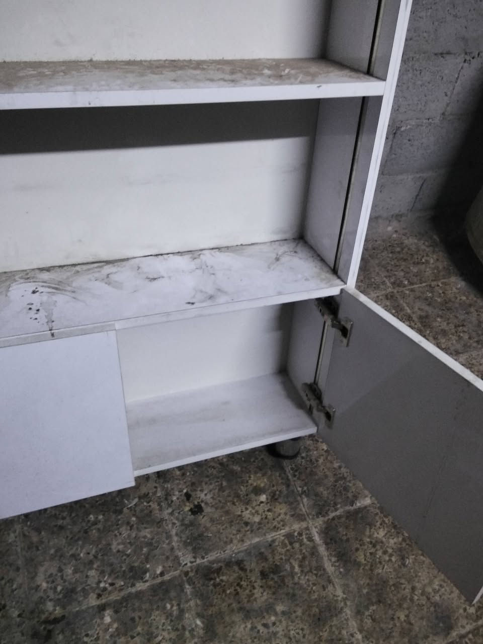 السلام عليكم فاترينات عدد 2 
ارتفاع 250 عرض متر عمق 20 
ابواب وانارة 
تفصال درجة اولى مكاني بغداد ***********
سعرهم 140 وبيهن مجال
