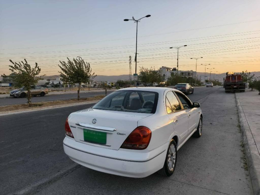نیسان سەنی 2009 یابانی
مەکینە سپی 18 یە
سەنەوی تا 2029 تازەیە
بۆیاغی نیە 
قرچێکی بچووکی لە دواوە هەیە 
چوارجام کارەبا
کەلەو عەینەکە
ویلکەپە 
سەیارەیەکی بێ مە سرەفە
شاشە و کامێرەیە
بەشەرتی گێر ومە کینە
بۆ زانیاری زیاتر پەیوەندی بکە بە
***********             ***********   105$ گەڵاومعامەلەیەکی کەم
 سلێمانی - پیرەمەگرون السليمانية, العراق
