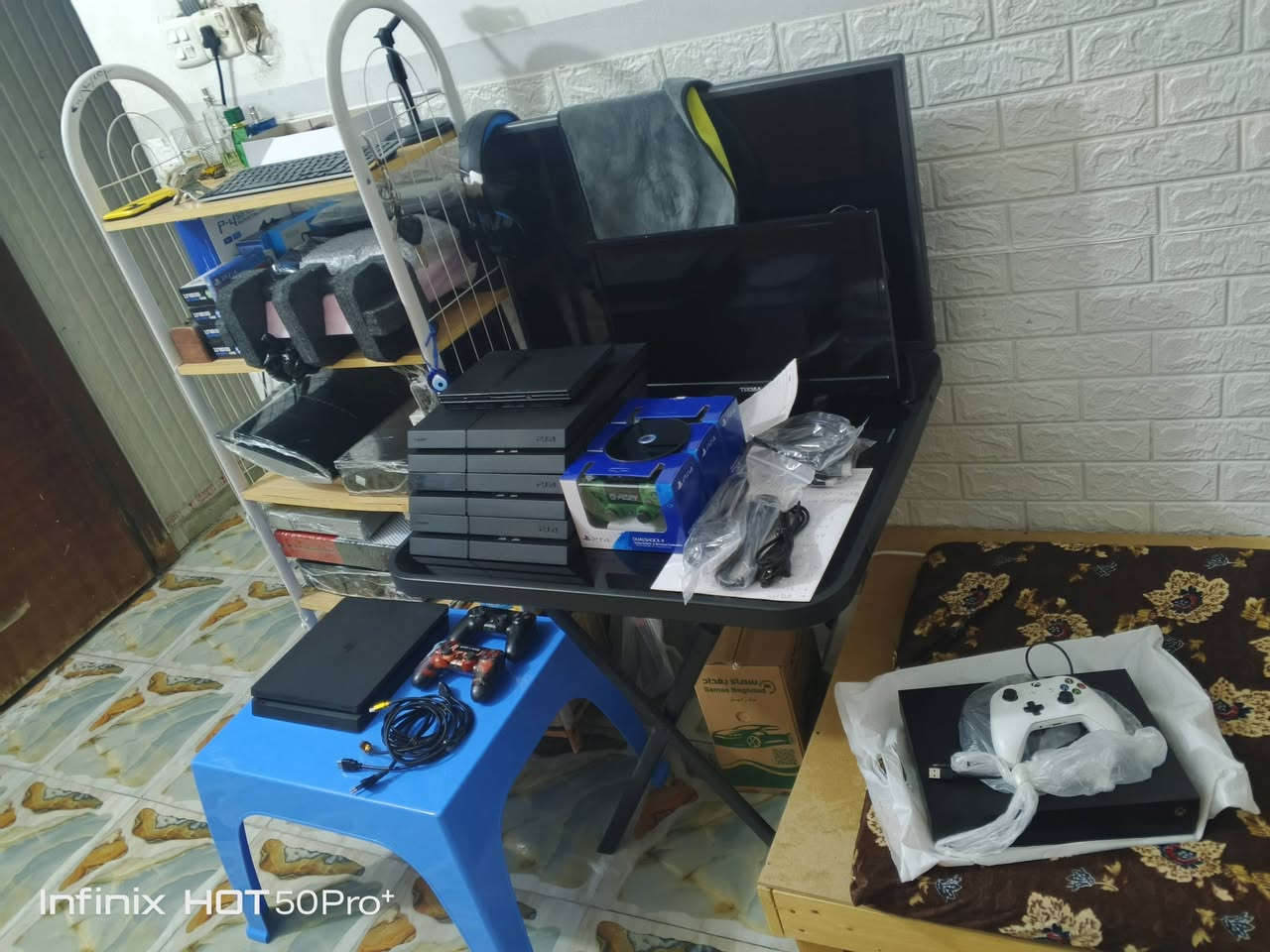 ‏سلام عليكم / بلي 4 مهكر كامل ملحقات لوك ستيكر ما مفتوح  نضافه ٩٩٪  وغراض كله جديد سعر ١٩٥ بس +
‏
‏اكس بوكس ون اكس لوك ستيكر ما مفتوح  مع جوستك وكامل ملحقات نضافه ٩٩٪ سعر ١٨٥ الف ++
‏
‏بلي ستيشن ٢ سلم  كامل ملحقات جوستكات ثنين وبي ٩٠ لعبه بل فلاش سعر ٣٠ الف فقط 
‏(مكاني النجف الاشرف رقمي ***********)
