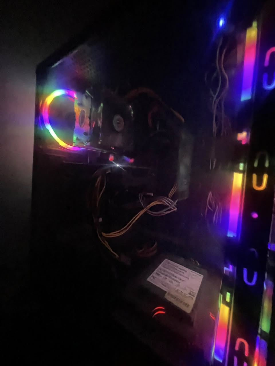 السلام عليكم 

للبيع كيس فقط سعر 400 الف 
I5 10400f 
GTX 1660 asus 6g vram
16g ram 3600
M.B h410m-h gigabyte
Ssd 256g
Hdd 1T
P.S 650W thermaltake
كيس نفسه الي بالصور 👇

اذا حاب تشتري راسلني عالخاص او واتساب رقم ***********
