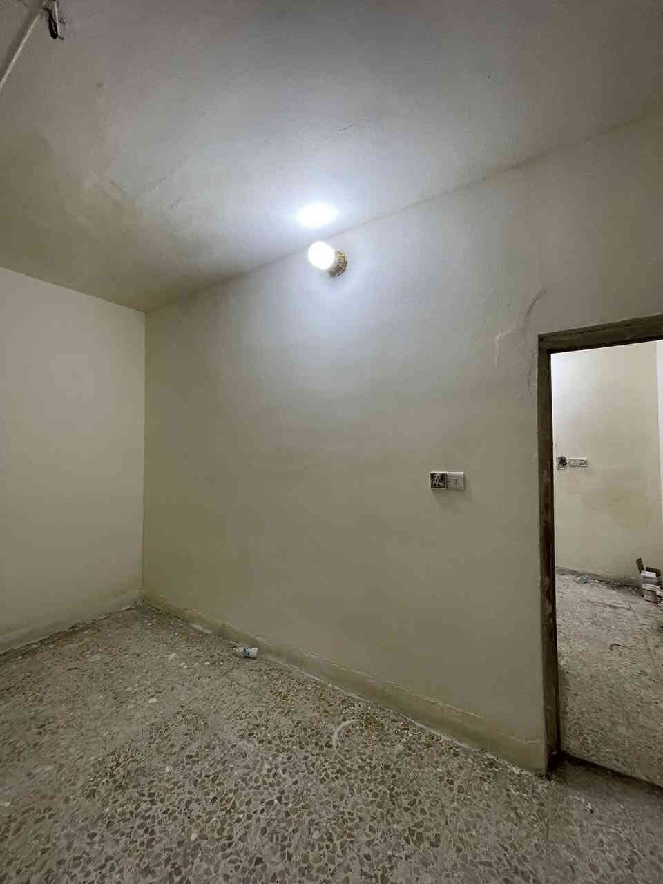 الايجار بيت مساحتة (75) يحتوي على (استقبال /مطباخ حولي /غرفة نوم /خدمات) الطابق الثاني(بيتونة/غرفة نوم) سعرة(250) الف وبيهامجال موقع نهايت حى اور قرب جامع امام الحسين (ع) با لتجاوز قرب السدة  اتصال (***********) مرجعت مكتب الحاج أبوخالد الكلابي للعقار@
