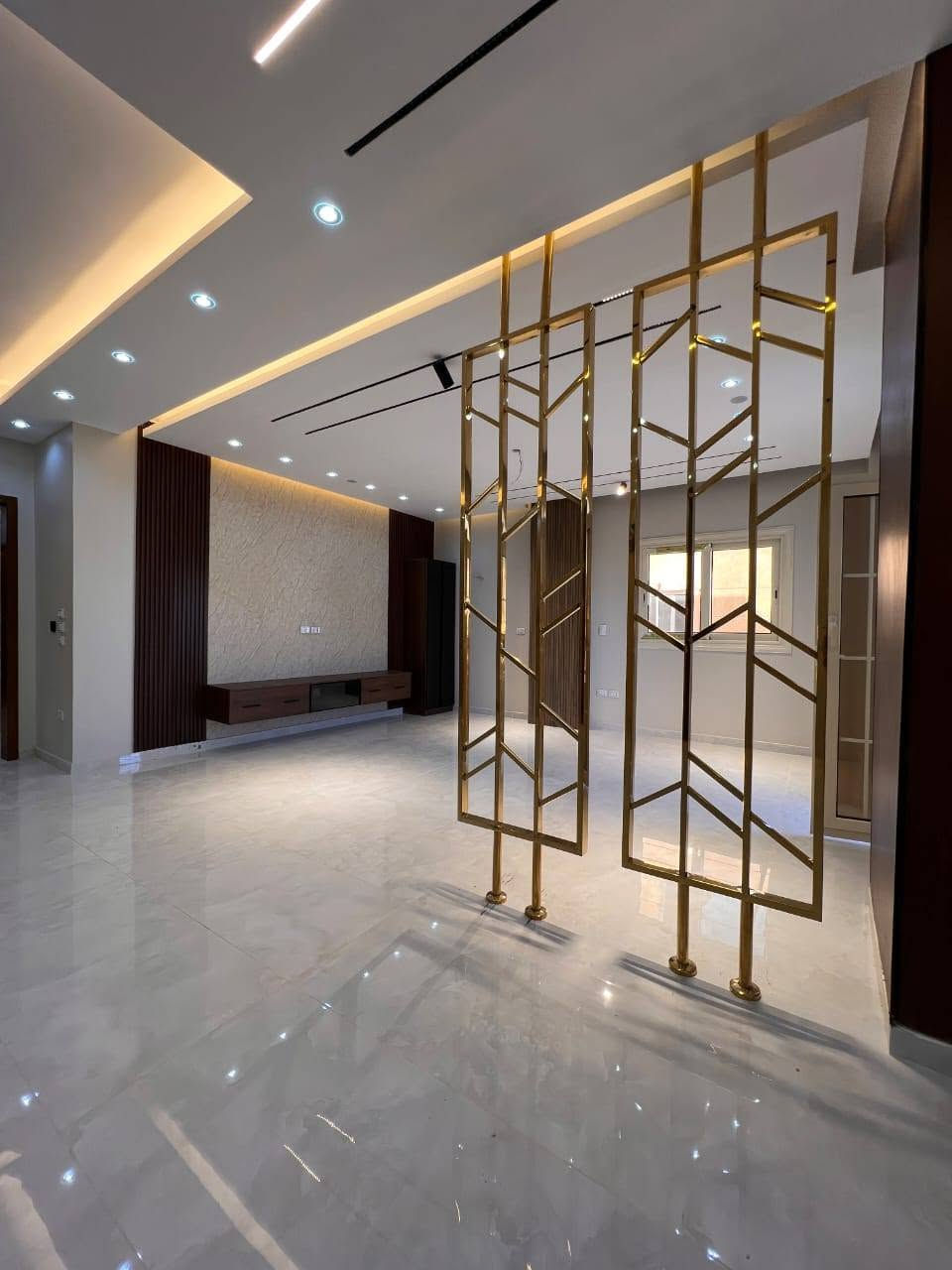 🏡 للإيجار | أول سكن في الشيخ زايد

📍 كمبوند زايد هايتس – بجوار أركان مول

✨ 250م² | الدور الثاني | أسانسير
🛏️ 3 غرف نوم
🚿 3 حمامات
🛋️ ريسبشن 4 قطع + ليفينج + مطبخ كبير
🎨 تشطيب ألترا سوبر لوكس بديكورات فندقية
🌿 ڤيو مفتوح على الجاردن واللاندسكيب
📍 موقع مميز وقريب من البوابة

📞 للتواصل وحجز المعاينة واتساب أو اتصال.
@ [9***********303:13708:010 25905892]
