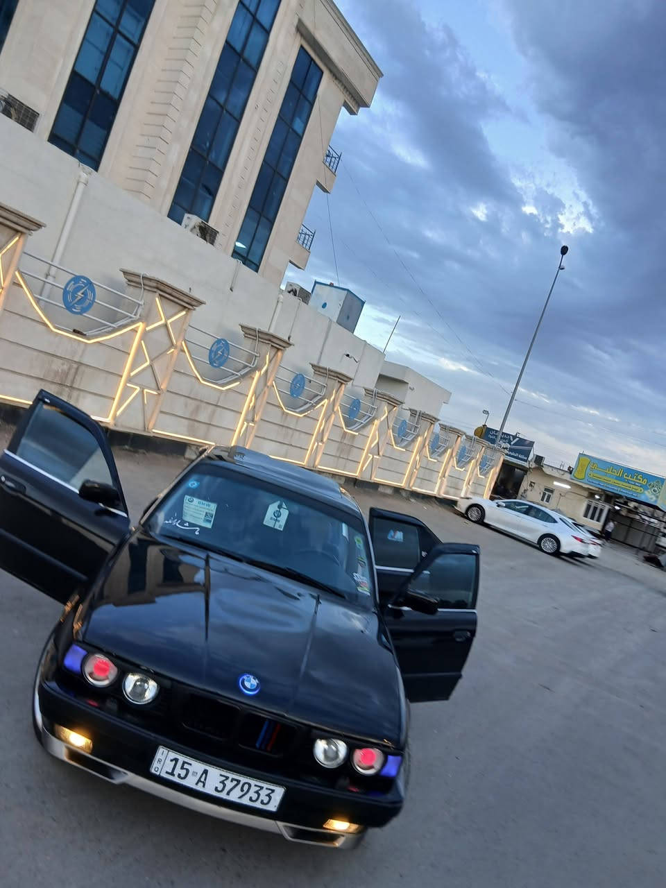 سلام عليكم.                             السعر 75 بيها مجال بسيط        
525i وارد ياباني 
مسكر عدل ✈️
موديل 92
سلايت شغال ٣ وضعيات 
كير مكينه كفاله
صدر أمامي خلفي جديد
كهربائياتها كلها شغاله شرط 
تبريد شغال 
ويل ام تخم تاير جديد
غرفه جديده 
رقم انبار بسمي تحويل ثاني يوم 
سياره جاهزه من كلشي الف ماتصرف عليها
بل حقيقه احلا من صور 
سياره عمرتها من صفر كلشي بيها جديد 
كل صورها بل تعمير عندي 
سياره مال جناي 
مكفوله من ضربه بخ جماليه فقط 
مكان سياره الفلوجه 
رقم ***********
