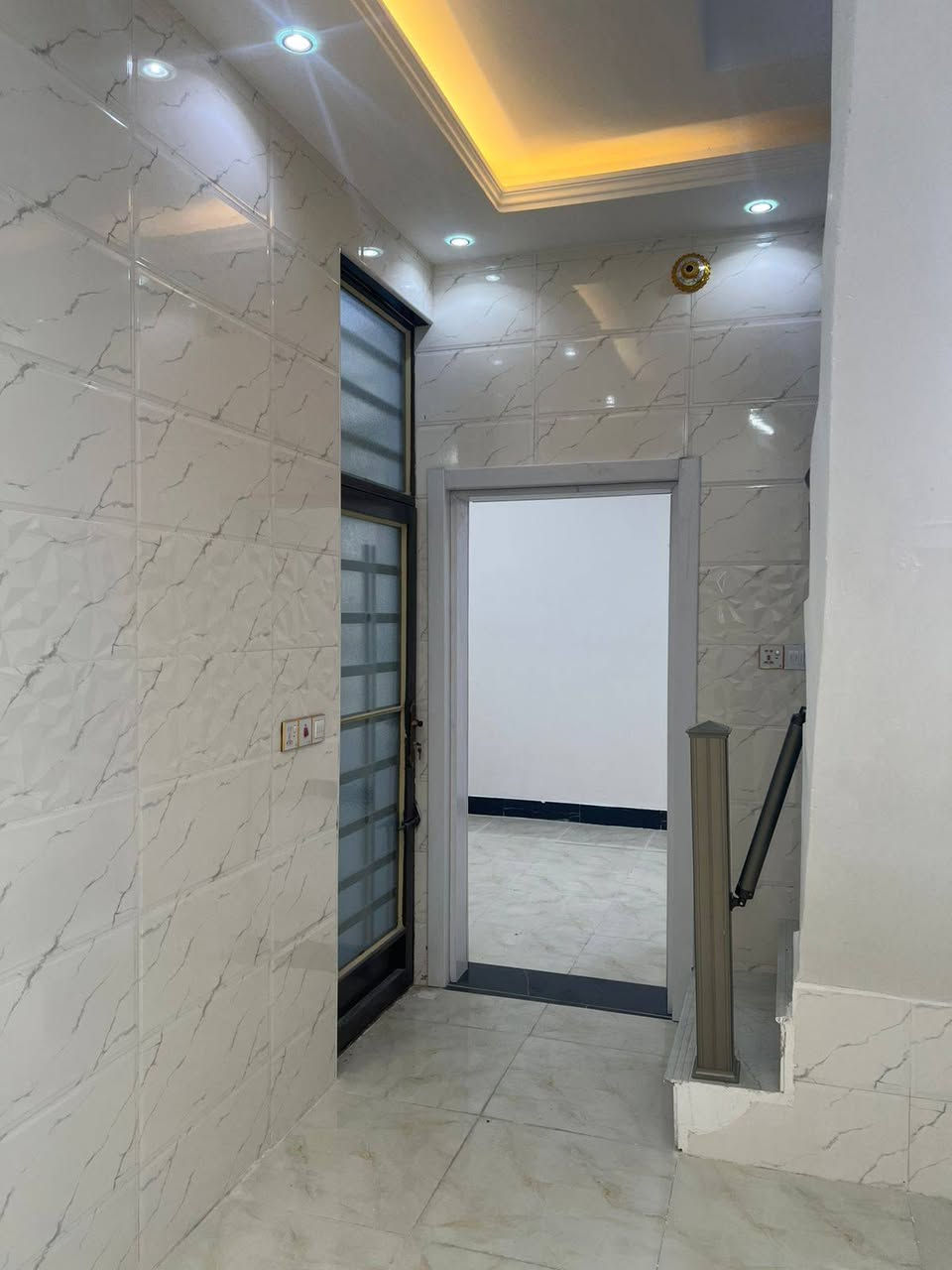 يالله الهم صلي على محمد والي محمد يوجد بيت مساحه 50متر طابق واحد بناء طابوك جمهوري بي غرفه وصاله واستقبال ومطبخ وصحيات عمل درجة اولى كافة الخدمات ماء مجاري كهرباء وتبليط طابو زراعي قرار محكمة البيع مباشر معه صاحب الارض 3كم عن الامام الحسين عليه السلام يصلح سكن او حسينيه للزوار موقع البيت كربلاء حي الاخلاص خلف السفارة التركيه بيع نقد فقط الاستفسار انتصل على الارقام التالية 
***********
***********
واتساب موجود تحياتي للجميع
